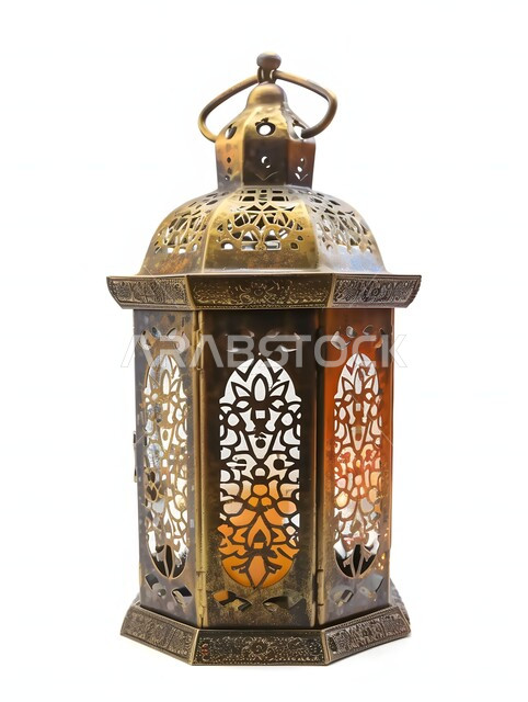  فانوس باللون الذهبي عربي معدني مزخرف مضيء، إضاءة وزينة شهر رمضان المبارك، مصابيح وأنوار في الأجواء الرمضانية الروحانية، فوانيس وتحف اسلامية تقليدية للاحتفال بقدوم شهر الخير، خلفية بيضاء