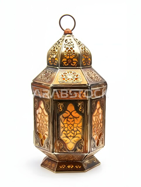  إضاءة وزينة شهر رمضان المبارك، فانوس باللون الذهبي عربي معدني مزخرف مضيء، مصابيح وأنوار في الأجواء الرمضانية الروحانية، فوانيس وتحف اسلامية تقليدية للاحتفال بقدوم شهر الخير، خلفية بيضاء