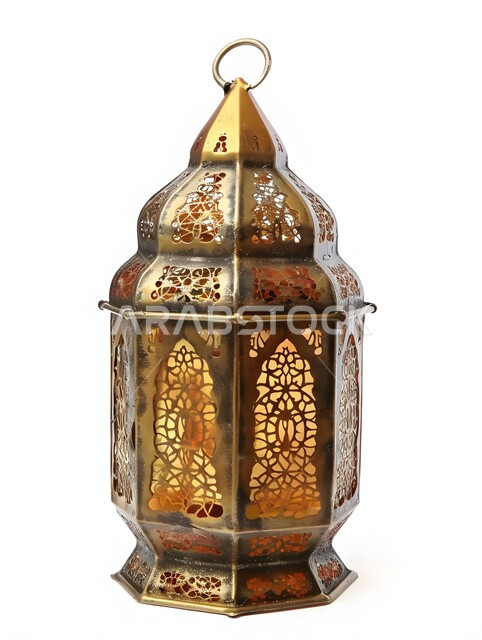  فانوس باللون الذهبي عربي معدني مزخرف مضيء، إضاءة وزينة شهر رمضان المبارك، مصابيح وأنوار في الأجواء الرمضانية الروحانية، فوانيس وتحف اسلامية تقليدية للاحتفال بقدوم شهر الخير، خلفية بيضاء