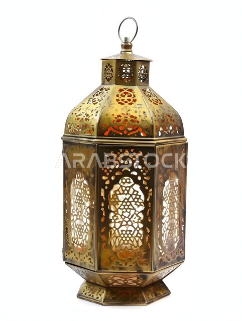 إضاءة وزينة شهر رمضان المبارك، فانوس باللون الذهبي عربي معدني مزخرف مضيء، مصابيح وأنوار في الأجواء الرمضانية الروحانية، فوانيس وتحف اسلامية تقليدية للاحتفال بقدوم شهر الخير، خلفية بيضاء