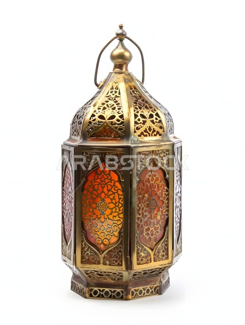 فانوس باللون الذهبي عربي معدني مزخرف مضيء، إضاءة وزينة شهر رمضان المبارك، مصابيح وأنوار في الأجواء الرمضانية الروحانية، فوانيس وتحف اسلامية تقليدية للاحتفال بقدوم شهر الخير، خلفية بيضاء