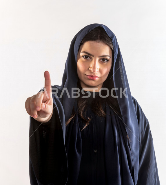 بورتريه امرأة اماراتية ترتدي اللباس الاماراتي التقليدي ، ايماءات وجه تدل على الحذر و الخوف ، خلفية بيضاء