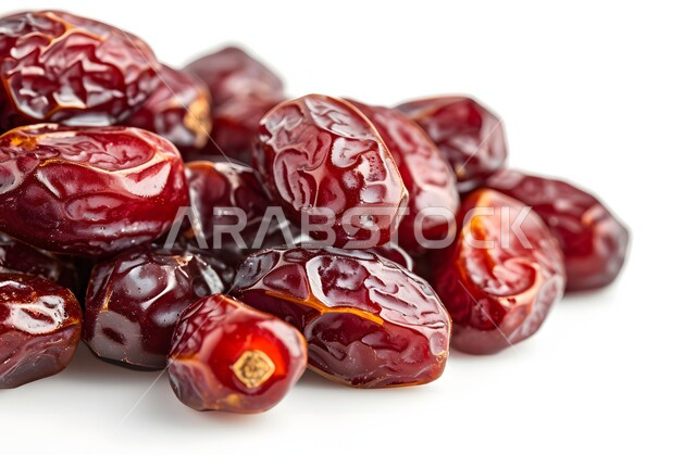 رطب من نخيل المملكة العربية السعودية، محاصيل ومنتجات زراعية محلية وطنية سعودية، صورة مقربة لتمر سكري صحي طازج، وجبة ذات قيمة غذائية عالية، ضيافة رمضانية لذيذة، خلفية بيضاء