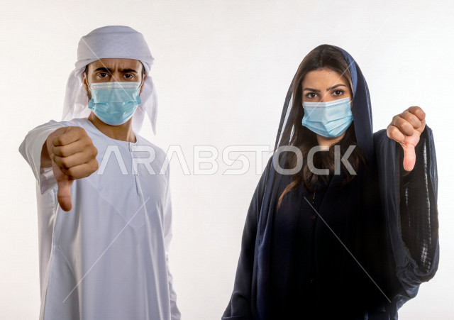 بورتريه زوجان اماراتيان ، بايماءات وجه تدل على الغضب و الحزن، خلفية بيضاء ، العائلة و المنزل