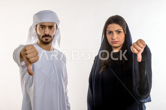 بورتريه زوجان اماراتيان ، بايماءات وجه تدل على الغضب و الحزن، خلفية بيضاء ، العائلة و المنزل
