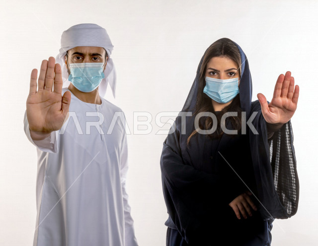 بورتريه زوجان اماراتيان ، بايماءات وجه تدل على الغضب و الحزن، خلفية بيضاء ، العائلة و المنزل