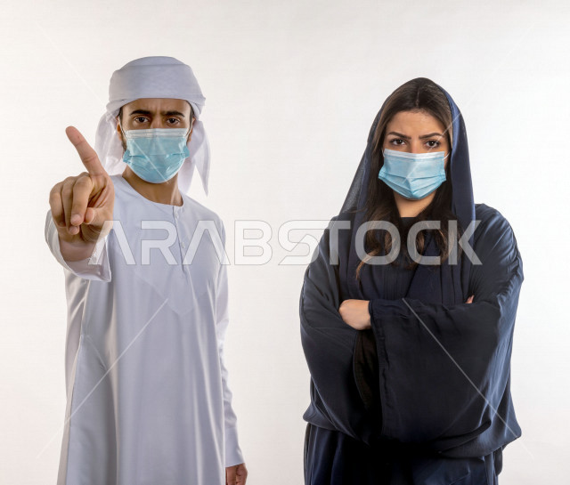 بورتريه زوجان اماراتيان ، بايماءات وجه تدل على الغضب و الحزن، خلفية بيضاء ، العائلة و المنزل