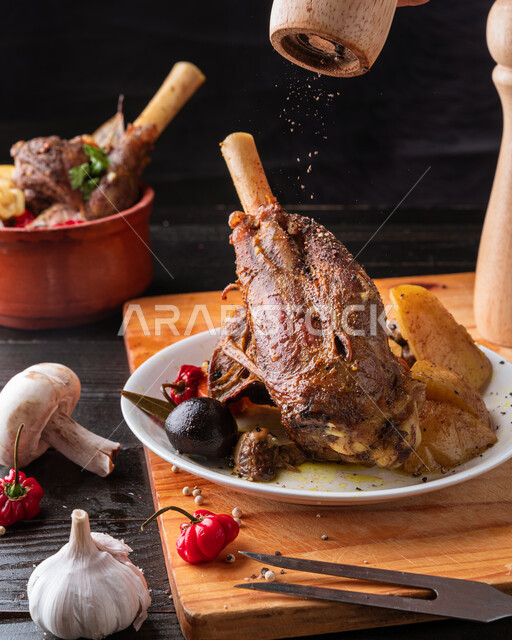 مطاعم و مطابخ صحية في المملكة العربية السعودية، صورة مقربة لطبق اللحم المطبوخ الشهي على قاعدة خشبية، لحوم مع الخضراوات الطازجة، تناول طعام صحي ومفيد، مأكولات عربية شرقية، ريش الضأن المشوية بالفرن