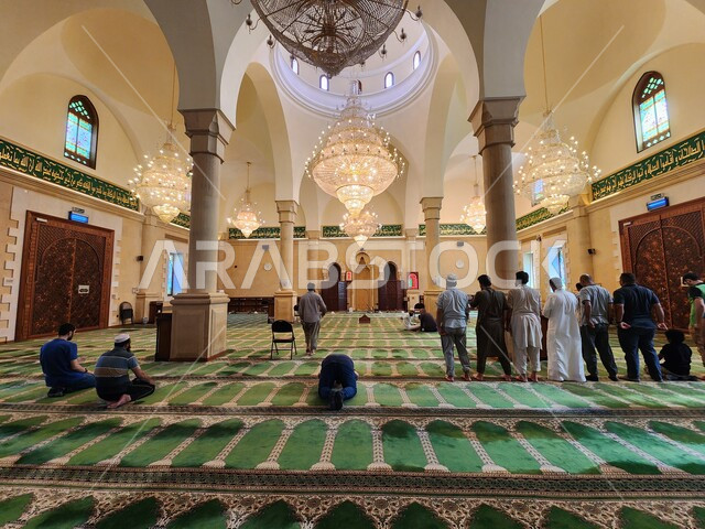 مسجد الشيخ عبد القادر فقيه في مدينة جدة، الفن الهندسي المعماري على الطراز الإسلامي العريق لمساجد المملكة العربية السعودية، معالم دينية مشهورة، تجمع المسلمين لأداء الصلاة، العبادة والتقرب إلى الله