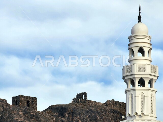منارة مسجد الخندق على جبل سلع في المدينة المنورة, المساجد الأثرية القديمة في أعلى الجبال، القمم والمرتفعات الجبلية الصخرية في المملكة العربية السعودية، اماكن ومناطق إسلامية ودينية مقدسة