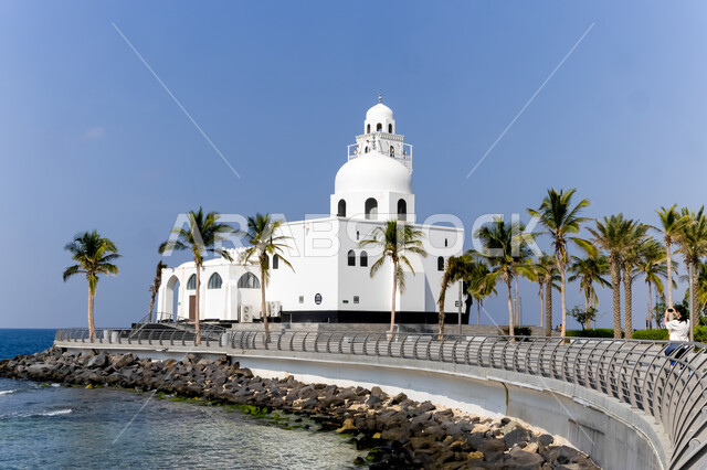 مسجد الجزيرة المطل على الواجهة البحرية في المملكة العربية السعودية، الفن الهندسي المعماري على الطراز الاسلامي، معالم دينية مقدسة، السماء الزرقاء الصافية فوق شواطئ كورنيش جدة السياحي في النهار