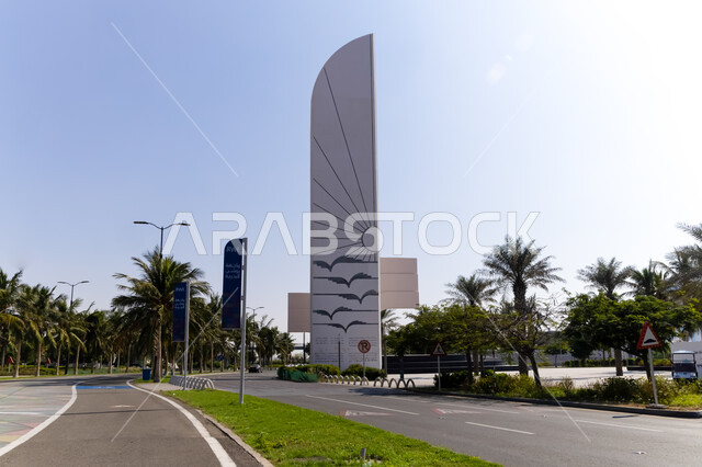 الاهتمام بزراعة الأشجار والنباتاة الخضراء في المدن الساحلية، صورة مقربة لميدان النورس في كورنيش مدينة جدة في النهار، المعالم السياحية المشهورة على الواجهه البحرية للمملكة العربية السعودية