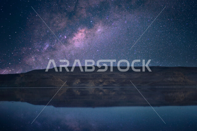 منظر لمجرة درب التبانة والنجوم اللامعة في السماء, جبال ومرتفعات المملكة العربية السعودية في الليل، التضاريس والبيئة الصحراوية في الصحراء العربية، الكثبان الرملية الذهبية، خلفية الطبيعة