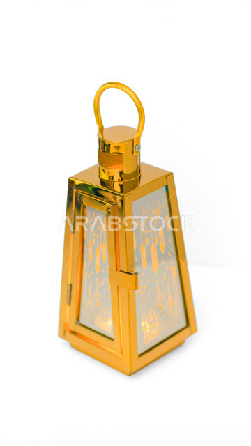 فانوس عربي معدني مزخرف باللون الذهبي، إضاءة وزينة شهر رمضان المبارك، مصابيح وأنوار في الأجواء الرمضانية الروحانية، فوانيس وتحف اسلامية تقليدية للاحتفال بقدوم شهر الخير، خلفية بيضاء