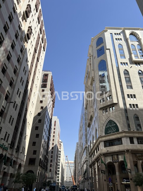 المباني والابراج الفندقية المحيطة بالحرم النبوي الشريف، منظر في النهار لطرق وشوارع المدينة المنورة، معالم وأماكن سياحية مشهورة في المملكة العربية السعودية