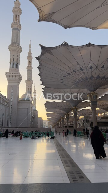 المقصد الديني للمسلمين من شتى أنحاء العالم، المظلات الالكترونية في ساحة المسجد النبوي الشريف في المملكة العربية السعودية، المجمع الخارجي للحرم النبوي في المدينة المنورة، العبادة والتقرب الى الله، معالم وأماكن إسلامية مقدسة