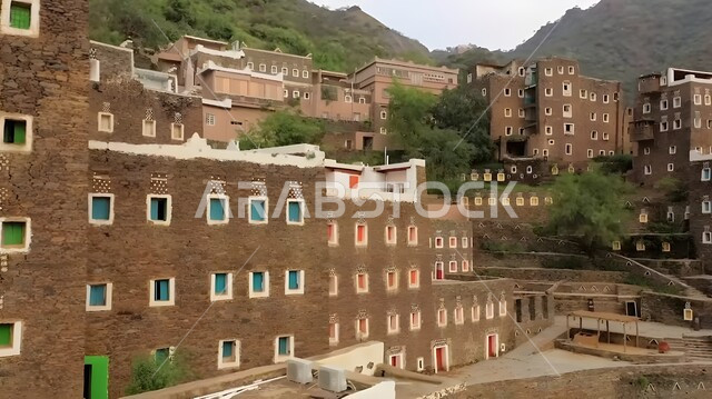 مناطق ومعالم سياحيه أثرية مشهوره, المباني والبيوت التاريخية في أبها في المملكة العربية السعودية، الفن الهندسي المعماري على الطراز القديم، قرية رجال ألمع التراثية في منطقة عسير، الأشجار والنباتات الخضراء