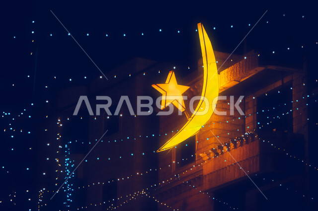 ديكورات اسلاميه للمناسبات الدينيه، زينة وانوار رمضانيه خارجيه معلقة على شرفة منزل، استقبال شهر رمضان المبارك بالاضاءه الملونه في الليل