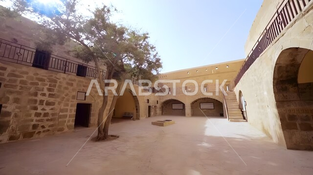 الفن الهندسي المعماري على الطراز العربي الإسلامي القديم، القصور والقلاع التراثية التاريخية لاستقبال الحجاج قديما، قلعة تبوك الإسلامية الحجرية إحدى محطات طريق الحج الشامي، معالم أثرية سياحية مشهورة في المملكة العربية السعودية