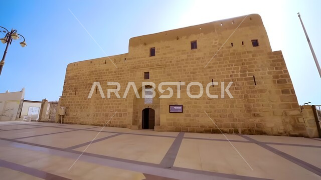 القصور والقلاع التراثية التاريخية لاستقبال الحجاج قديما، قلعة تبوك الإسلامية الحجرية إحدى محطات طريق الحج الشامي، الفن الهندسي المعماري على الطراز العربي الإسلامي القديم، معالم أثرية سياحية مشهورة في المملكة العربية السعودية