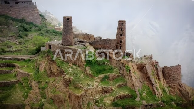 المعالم التاريخيه التراثيه السياحية المشهورة, المدرجات الزراعية في مدينة جازان في السعودية، قرية العنقة الأثرية في محافظة الداير على القمم والمرتفعات الجبلية، النباتات الخضراء على سفوح الجبال