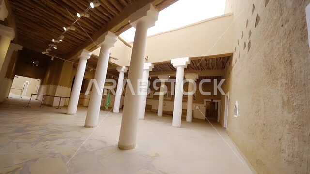 الهندسة المعمارية للمباني الطينية القديمة من التراث السعودي، مناطق ومعالم أثرية سياحية، صورة من داخل متحف قصر المصمك التاريخي في مدينة الرياض في المملكة العربية السعودية.