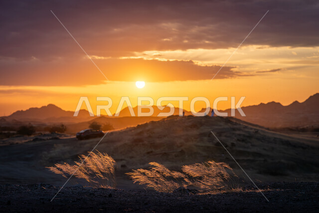منظر السماء المليئة بالغيوم الداكنة في المملكة العربية السعودية, الاستمتاع بأوقات الغروب في المناطق الصحراوية, التضاريس في القمم والمرتفعات الجبلية, التكوينات والتشكيلات الصخرية، صورة ظلية للجبال اثناء غروب الشمس, سالوليت