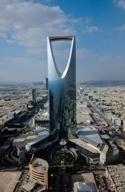 الفن الهندسي المعماري المتطور في المملكة العربية السعودية ، برج المملكة في مدينة الرياض، النمو والتقدم العمراني للأبراج وناطحات السحاب، حركة المرور في الشوارع والطرقات، مناطق ومعالم سياحية مشهورة  