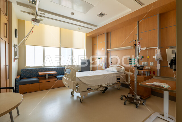 عيادات ومراكز صحيه متطوره، غرفه حديثه لفحص وتشخيص المرضى في المستشفى،  سرير إلكتروني طبي كهربائي، حجره مجهزه بالأدوات والأجهزة الطبيه الحديثه، استخدام التقنيه والتكنولوجيا في العلاج