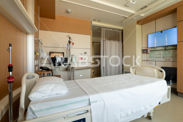 مراكز و عيادات صحيه متطوره، صورة مقربة لسرير إلكتروني طبي كهربائي، حجره مجهزه بالأدوات والأجهزة الطبيه الحديثه، استخدام التقنيه والتكنولوجيا في العلاج، غرفه حديثه لفحص وتشخيص المرضى في المستشفى