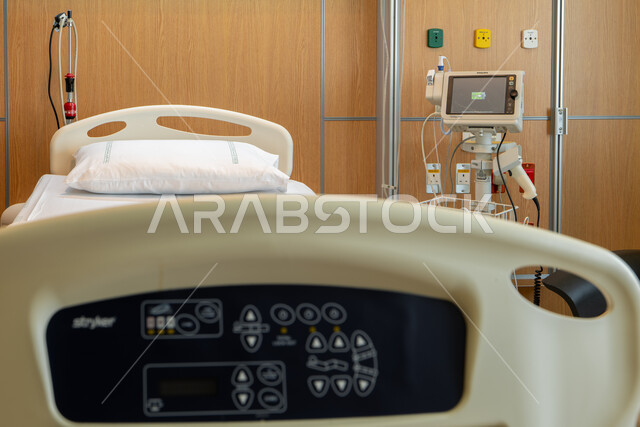 صورة مقربة لشاشة تحكم لسرير إلكتروني طبي كهربائي، حجره مجهزه بالأدوات والأجهزة الطبيه الحديثه، استخدام التقنيه والتكنولوجيا في العلاج، عيادات ومراكز صحيه متطوره، غرفه حديثه لفحص وتشخيص المرضى في المستشفى
