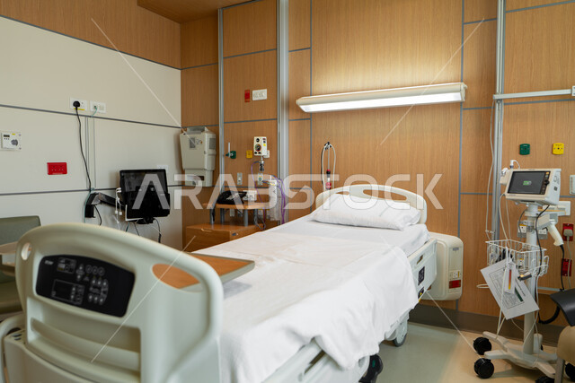 استخدام التقنيه والتكنولوجيا في العلاج، عيادات ومراكز صحيه متطوره، غرفه حديثه لفحص وتشخيص المرضى في المستشفى،  صورة مقربة لسرير إلكتروني طبي كهربائي، حجره مجهزه بالأدوات والأجهزة الطبيه الحديثه