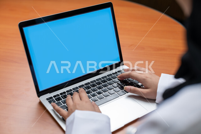 مهام ووظائف إدارية مكتبية نسائية، إدخال البيانات والكتابة من خلال لوحة المفاتيح، دمج العمل مع التقنية والتكنولوجيا، امتلاك مهارات عالية في قيادة الحاسب الآلي، صورة مقربة لأيدي إمرأة عربية خليجية سعودية تقوم بالعمل على الحاسب المحمول
