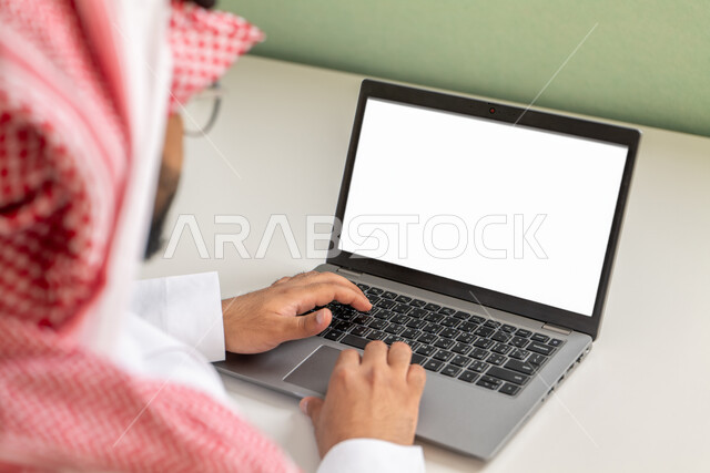 امتلاك مهارة الكتابة السريعة على الكيبورد، صورة مقربة لأيدي رجل عربي خليجي سعودي يقوم بالعمل على الحاسب المحمول،  مهام وظائف إدارية مكتبية، إدخال البيانات والكتابة من خلال لوحة المفاتيح، دمج العمل مع التقنية والتكنولوجيا 