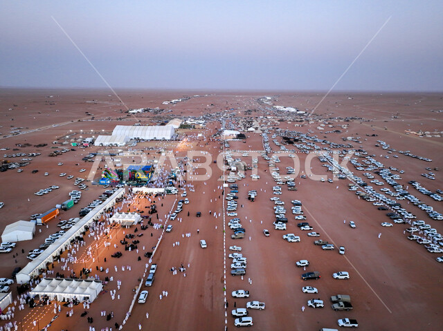 اليوم الوطني السعودي في 23 سبتمبر, ذكرى تأسيس الدولة السعودية الأولى في 22 فبراير, يوم بدينا 1727م, صورة جوية للأسواق التراثية وسط الصحراء الرملية, فعاليات موسمية خليجية, مهرجانات وخيم شعبية في البراري السعودية, أماكن الرحلات السياحية والنشاطات الصحراوية