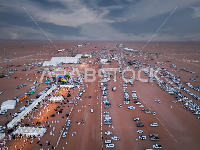 اليوم الوطني السعودي في 23 سبتمبر, ذكرى تأسيس الدولة السعودية الأولى في 22 فبراير, يوم بدينا 1727م, صورة جوية للأسواق التراثية وسط الصحراء الرملية, فعاليات موسمية خليجية, مهرجانات وخيم شعبية في البراري السعودية, أماكن الرحلات السياحية والنشاطات الصحراوية