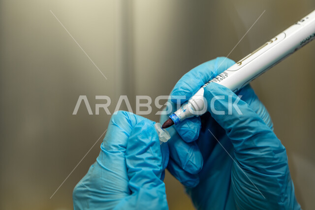 صورة مقربة ليدي طبيب مخبري يقوم بعنونة العينة، استخدام الاجهزة و التقنيات الحديثة في المخابر والمستشفيات، تطور و تقدم القطاع الطبي بالتكنولوجيا الجديدة، مراكز و معامل صحية في السعودية
