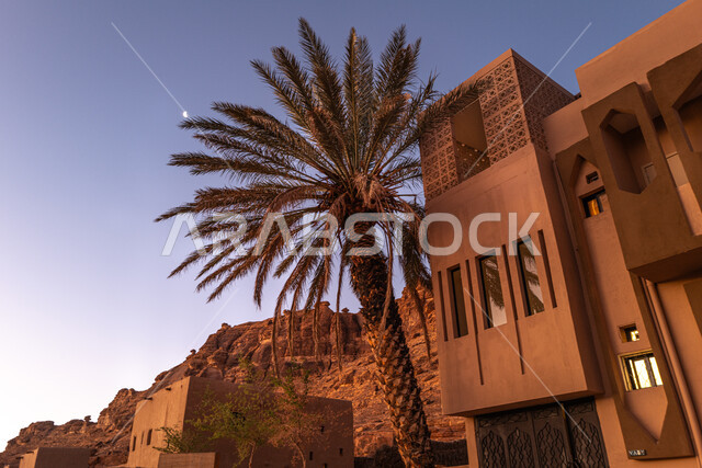 العراقة والحضارة العربية الاصيلة, القرى السياحية العالمية في السعودية، الفن الهندسي المعماري على الطراز القديم للبيوت والمنازل الطينية الشعبية التراثية التقليدية في بلدة العلا القديمة في النهار, التشكيلات الصخرية الجبلية