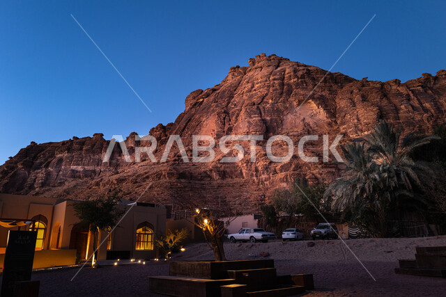 العراقة والحضارة العربية الاصيلة, القرى السياحية العالمية في السعودية، الفن الهندسي المعماري على الطراز القديم للبيوت والمنازل الطينية الشعبية التراثية في بلدة العلا القديمة في الليل, التشكيلات الصخرية للقمم والمرتفعات الجبلية