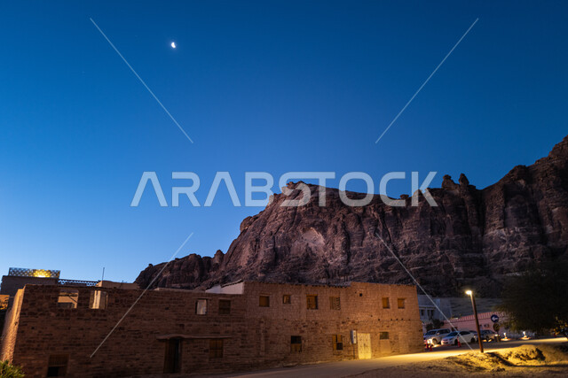 العراقة والحضارة العربية الاصيلة, القرى السياحية العالمية في السعودية، الفن الهندسي المعماري على الطراز القديم للبيوت والمنازل الطينية الشعبية التراثية في بلدة العلا القديمة في الليل, التشكيلات الصخرية للقمم والمرتفعات الجبلية