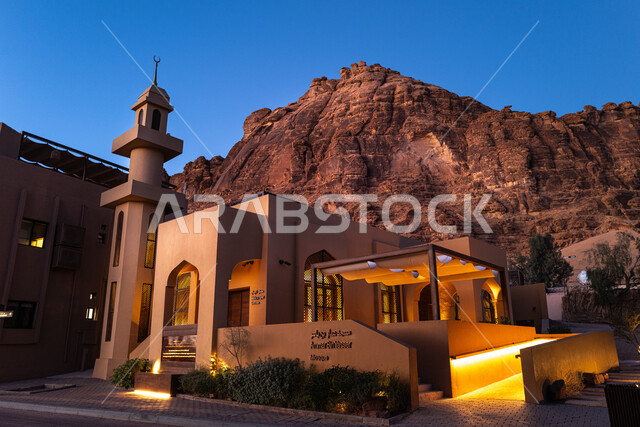 الفن الهندسي المعماري من الطوب الطيني لمسجد في البلدة القديمة في العلا، المناطق السياحية الشعبية في المملكة العربية السعودية، معالم دينية إسلامية لأداء العبادات والتقرب إلى الله تعالى، التشكيلات الضخريات للجبال والمرتفعات