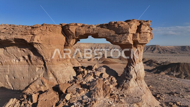 جبل رسوبي من الحجر الرملي, تشكيلات صخرية تكونت بفعل عوامل التعرية والتجوية الطبيعية, معالم سياحية أثرية قديمة في المملكة العربية السعودية