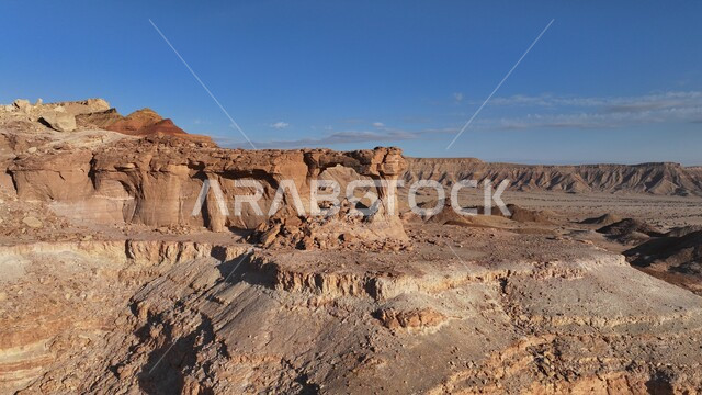 تشكيلات صخرية تكونت بفعل عوامل التعرية والتجوية الطبيعية, جبل رسوبي من الحجر الرملي, معالم سياحية أثرية قديمة في المملكة العربية السعودية