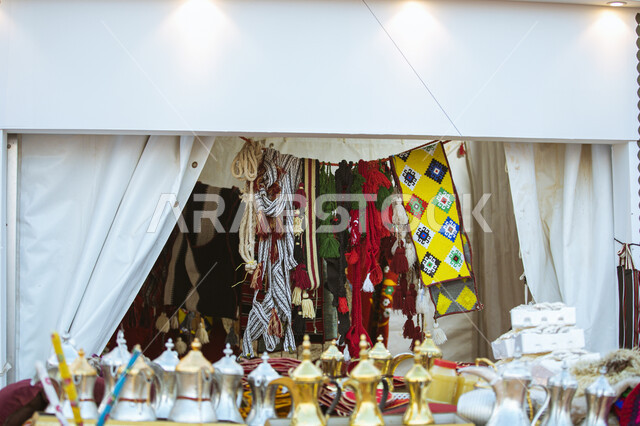 يوم بدينا 1727م, ذكرى تأسيس الدولة السعودية الأولى في 22 فبراير, مجموعة من أباريق القهوة والتراثيات الشعبية في إحدى الأسواق الشعبية وسط الصحراء الرملية, قطع أنتيكا ونحاسيات تقليدية, فعاليات موسمية خليجية في البراري السعودية