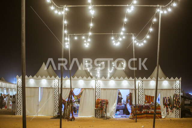 يوم بدينا 1727 م، ذكرى تأسيس الدولة السعودية الأولى في 22فبراير، خيم تقليدية مضاءة في الليل، فعاليات ومهرجانات موسمية، جلسات خارجية شعبية في البراري السعودية، أسواق تراثية وسط الصحراء الرملية، أماكن سياحية مشهورة، قضاء الوقت ممتع في المناطق الصحراوية