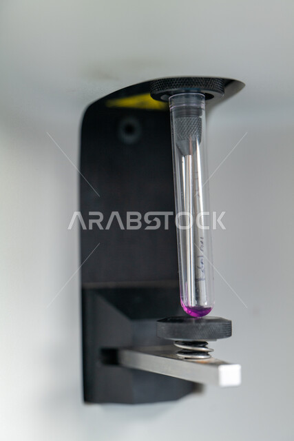 تطور و تقدم القطاع الطبي بالتكنولوجيا الجديدة, معامل ومختبرات طبيه متقدمة، صورة مقربة لجهاز حديث يستخدم طريقة التدفق الخلوي في معايرة المواد