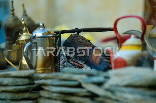 نمط الحياة البدوية, مشروبات وطنية تقليدية, توارث مهارة صنع القهوة العربية, كرم الضيافة وحسن الاستقبال عند السعوديين، الفخر بأصالة التراث والعادات والتقاليد, تحضير القهوة السعودية على الطريقة اليدوية التراثية