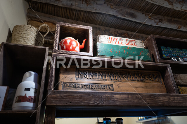 سوق البلدة القديمة في العلا، عرض وبيع القطع التراثية في الأسواق السياحية الشعبية في المملكة العربية السعودية، صندوق خشبي وأواني مزخرفة بزخارف تقليدية، العراقة والحضارة الاصيلة في المناطق والمعالم التاريخية