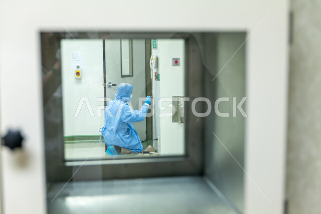 طبيب  يعمل على جهاز السيكلوترون , استخدام المجالات الكهرمغناطيسية لدفع الجسيمات نحو سرعات مرتفعه, تشخيص امراض السرطان وعلاجها, انتاج المواد الصيدلانيه المشعه, أجهزه  تكنولوجيه طبيه  حديثه ومتطوره في مستشفيات المملكه العربيه السعوديه