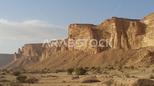 حافة نهاية العالم في القدية في السعودية، التكوينات الصخرية الطبيعية على جرف جبل طويق، القمم والمرتفعات الجبلية في المناطق الصحراوية، المعالم التاريخية الأثرية، أماكن سياحية مشهورة في المملكة